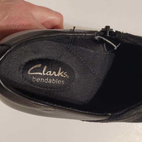 Clarks Bendables Women’s Black Leather Ankle Boots with Side Zipper US Size 9M - Picture 7 of 10